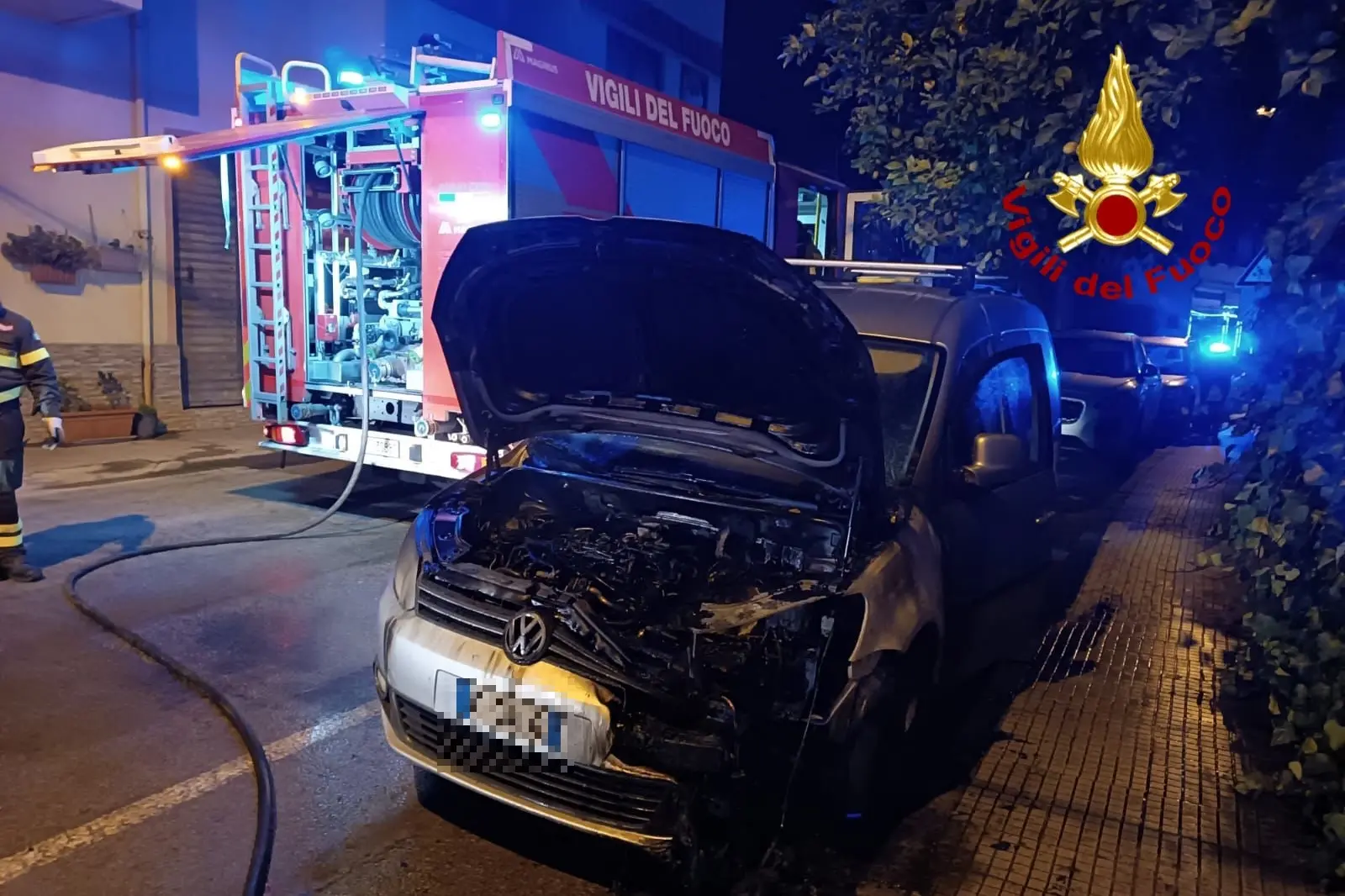 L'auto incendiata in via Conteddu (foto Vigili del fuoco)