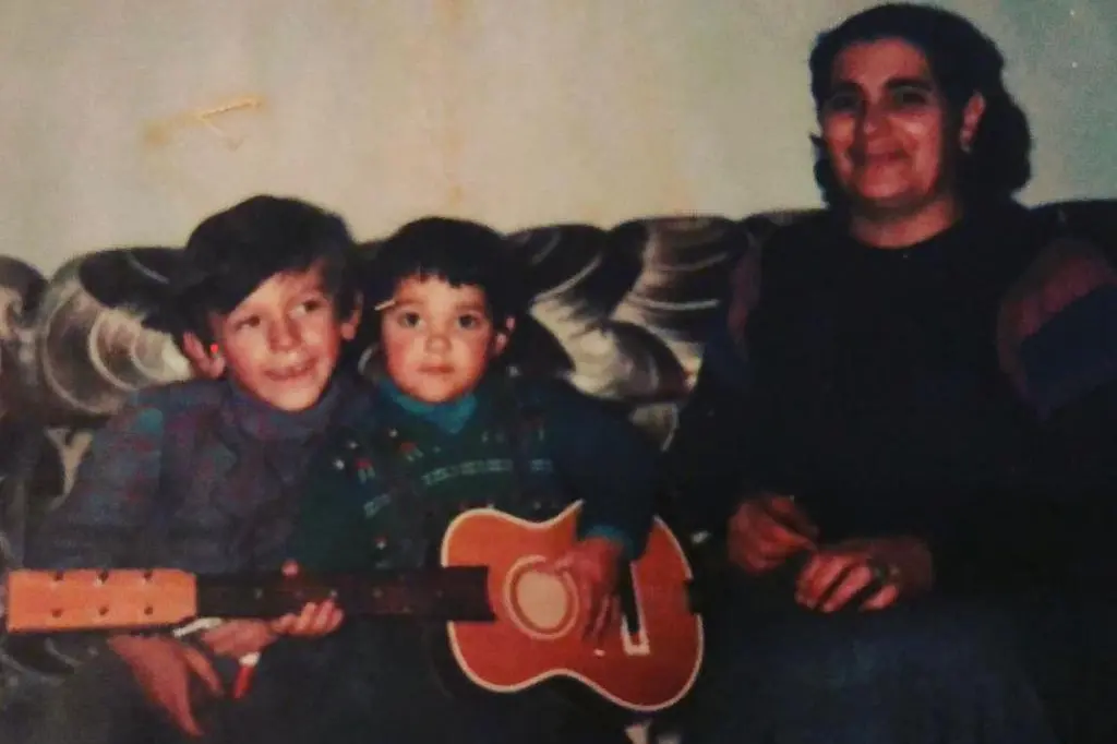 Nella foto, al centro Francesco Demuro a 4 anni. Accanto la sua amata madre e il fratello Luciano (foto gentilmente concessa da Francesco Demuro)