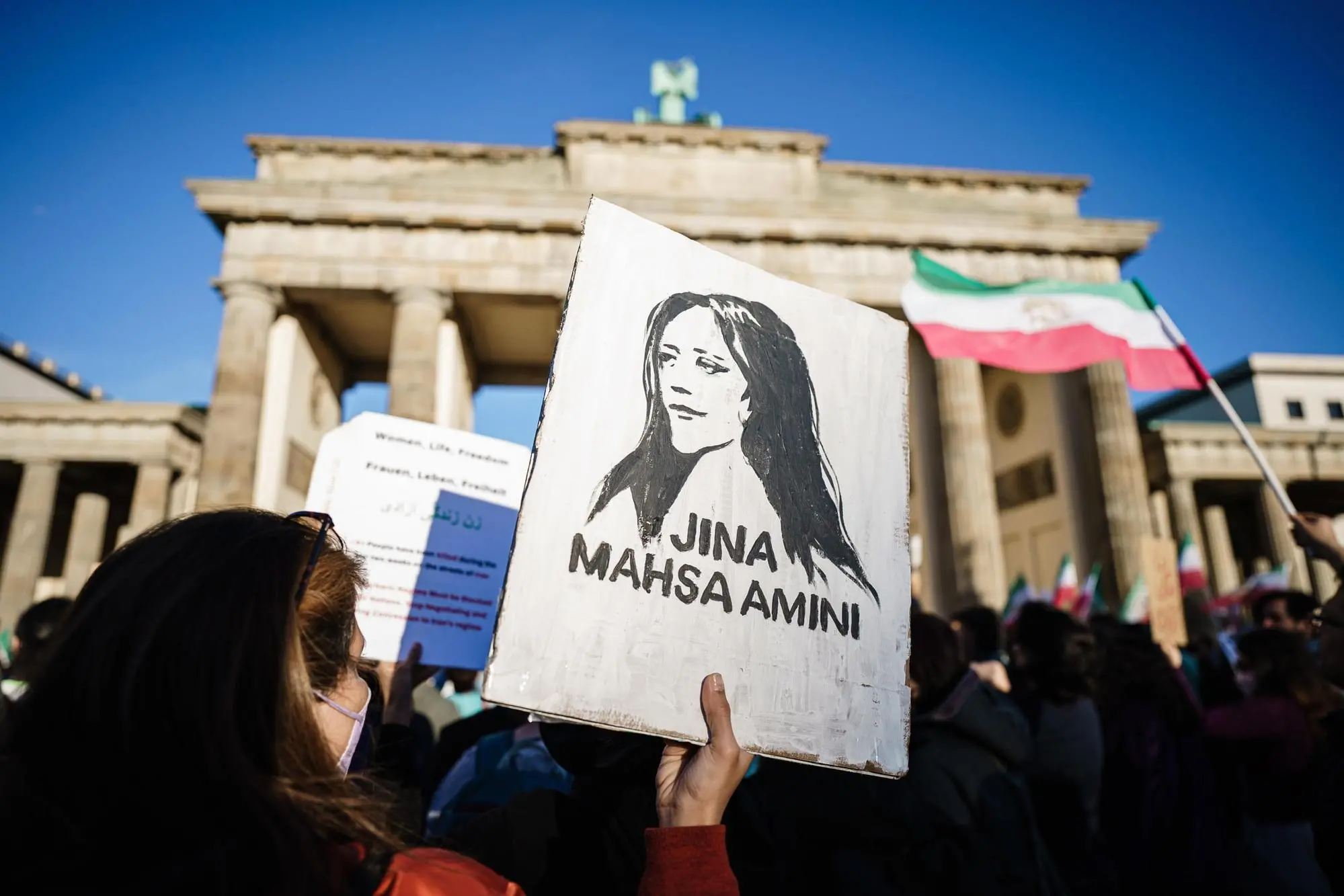 Una protesta a Berlino in favore di Mahsa Amini (Ansa)