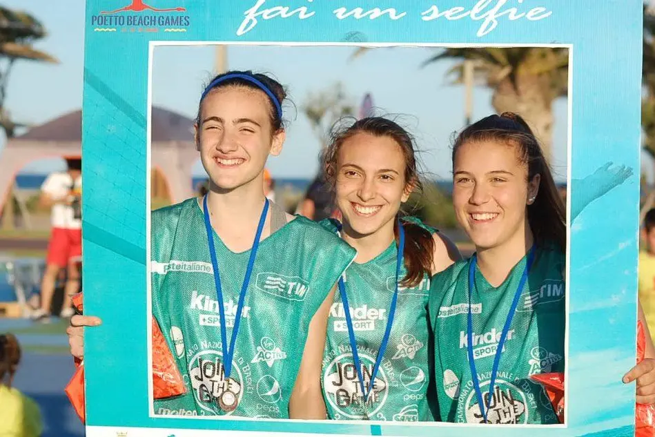 Il selfie di tre giovani partecipanti al Poetto Beach Games - Basketball 3x3