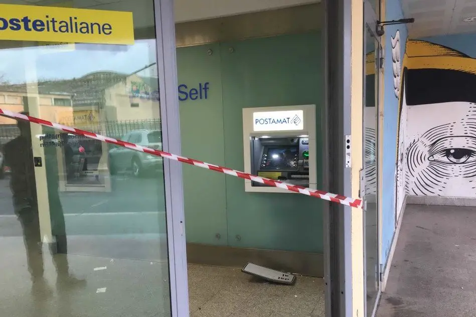 Il bancomat danneggiato