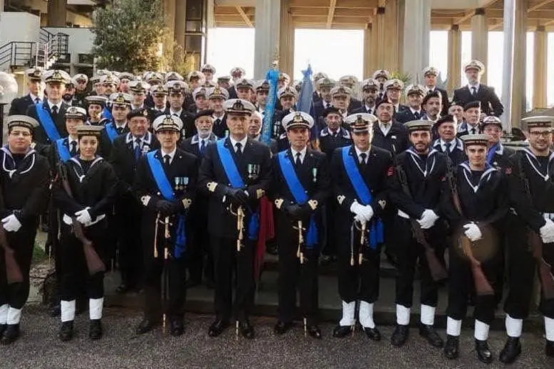 Il comandante Di Nardo insieme ai militari della Capitaneria di Porto di Oristano (Elia Sanna)
