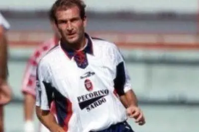 Tiziano De Patre con la maglia del Cagliari