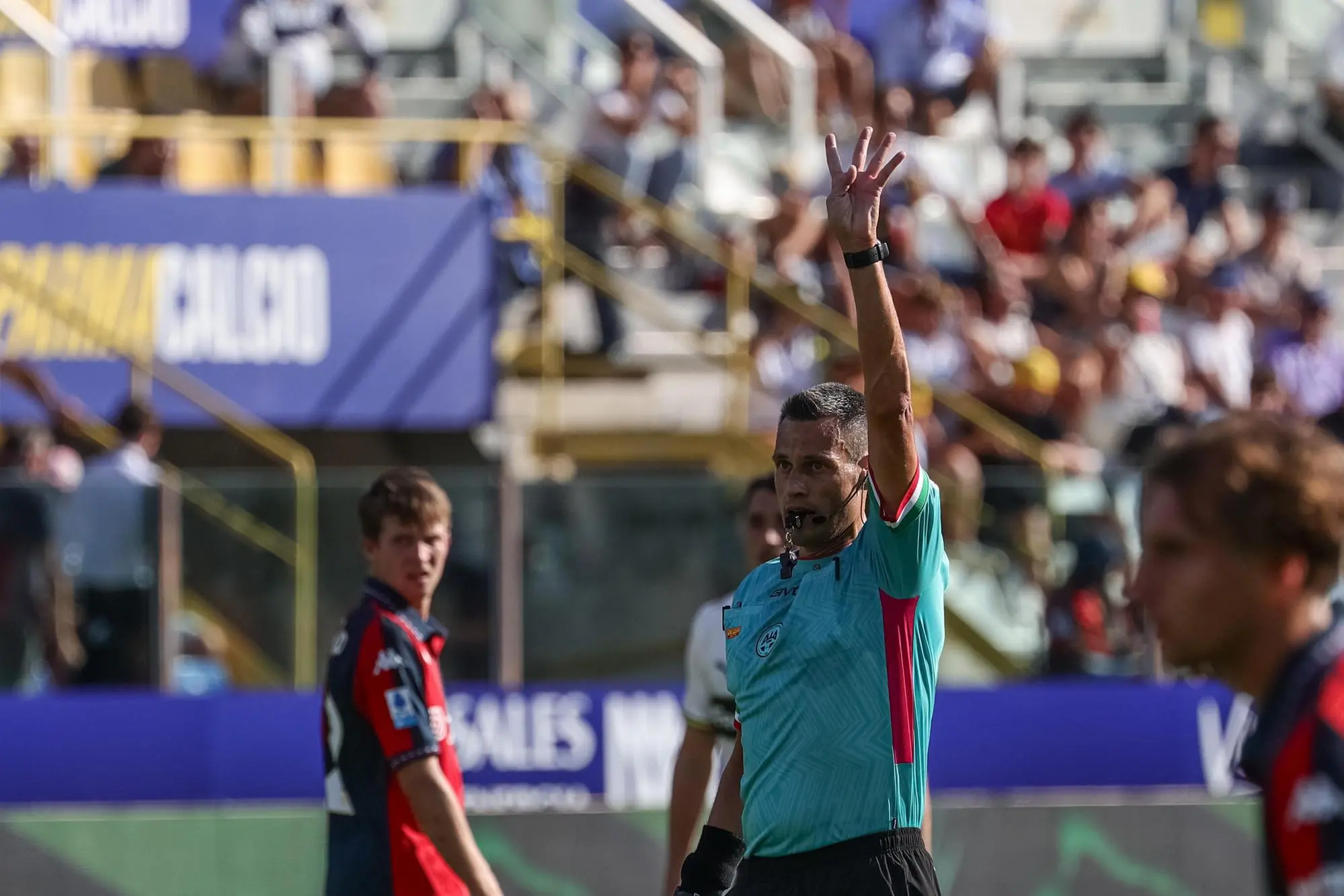 L'arbitro Maurizio Mariani effettua il conteggio prima di un rinvio (foto Ansa)