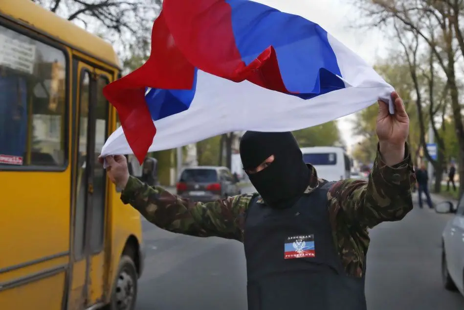 Un paramilitare filo-russo a Donetsk