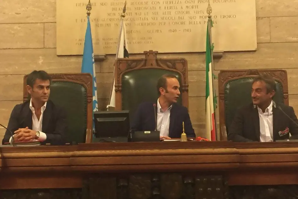 Andrea Mura con il sindaco Massimo Zedda (a sinistra) e il presidente del Consiglio comunale (al centro) Guido Portoghese