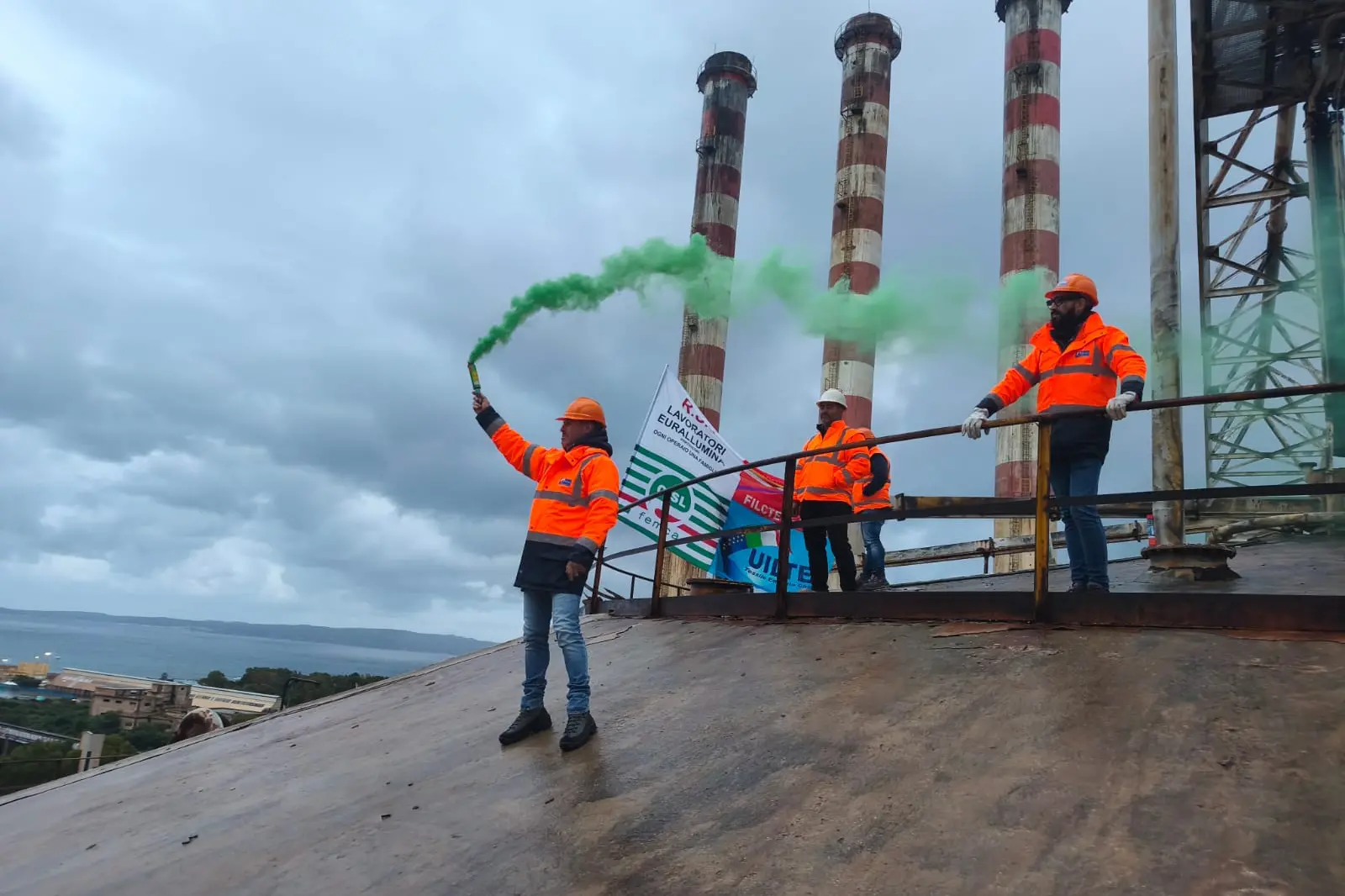 Gli operai di Eurallumina sul silo (Archivio)