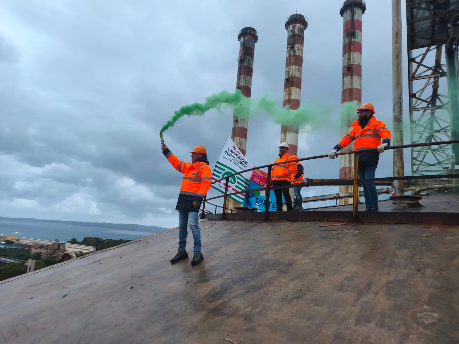 Gli operai di Eurallumina sul silo (Archivio)