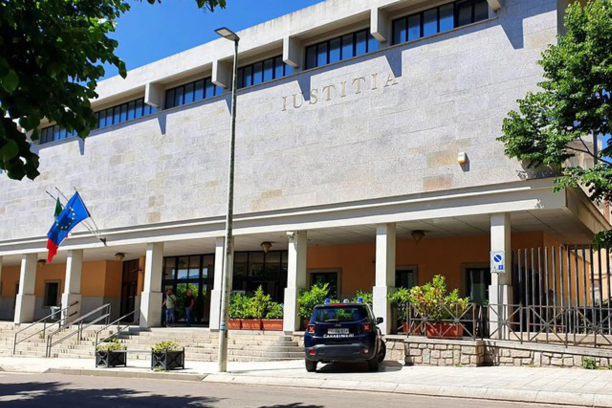 Il tribunale di Tempio Pausania durante l'udienza a porte chiuse del processo per violenza sessuale di gruppo su due ragazze che vede imputati Ciro Grillo, figlio di Beppe, e tre suoi amici genovesi, Francesco Corsiglia, Edoardo Capitta e Vittorio Lauria, oggi tutti 22enni, Tempio Pausania, 01 giugno 2022. ANSA/VINCENZO GAROFALO