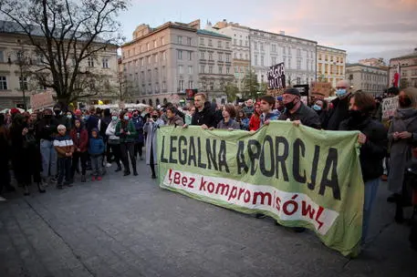 Una manifestazione per l'aborto in Polonia (Ansa)