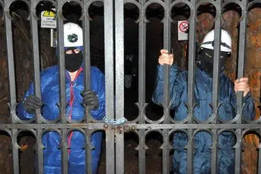 Gli operai dell'ex Rockwool occupano la miniera Villamarina