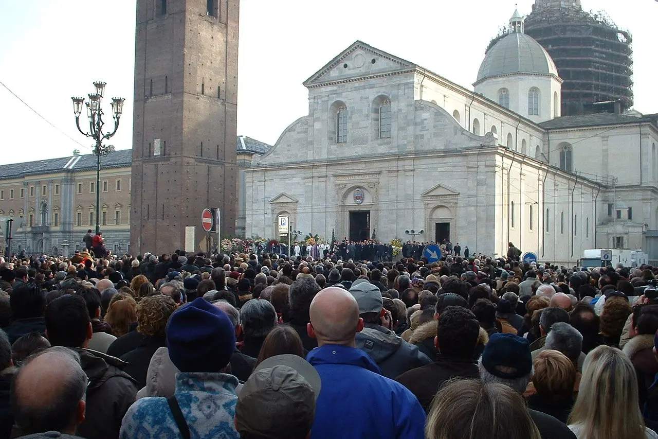 La grande folla ai suoi funerali (foto Ansa e Wikipedia)