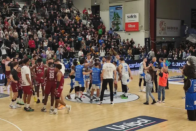 La Dinamo festeggia in mezzo al campo (foto G. Marras)
