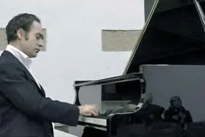 Raffaele Moretti al pianoforte (foto Amici della Musica di Cagliari)