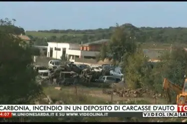 Le auto distrutte dalle fiamme
