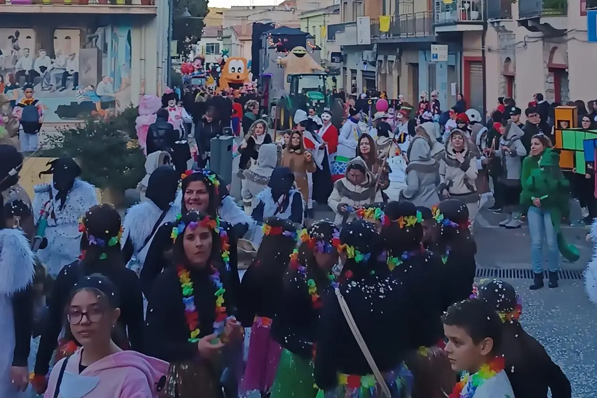 Il corteo di Carnevale sulle strade di Bari Sardo (foto concessa)