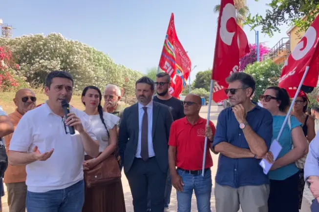 La riunione Cgil fuori lo stabilimento Eni (foto Pala)