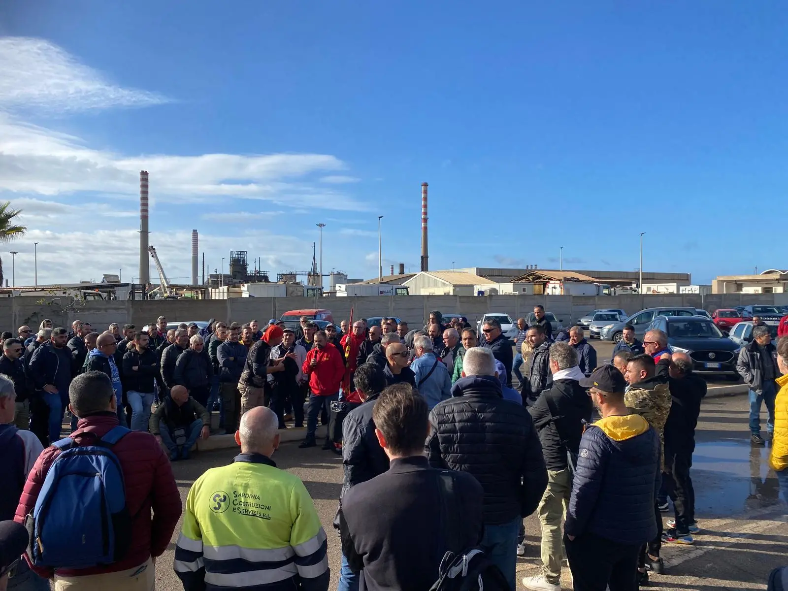 Gli operai in presidio davanti allo stabilimento della Portovesme Srl (Foto: Angelo Cucca)