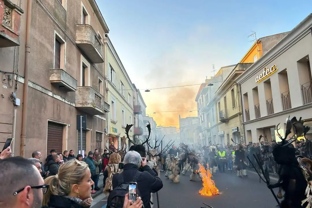 La sfilata con le maschere tradizioni di Macomer (foto Oggianu)