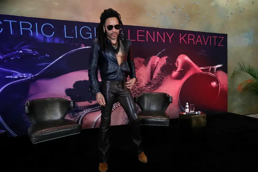 epa11245727 US singer Lenny Kravitz poses during a press conference at the presentation of his new album 'Blue electric light' in Mexico City, Mexico, 26 March 2024. Lenny Kravitz assured that Mexico is 'very familiar' to him and, proof of this has been not only his constant visits to the country, but also his interest in promoting Mexican sotol, for which he has a brand. EPA/Mario Guzman