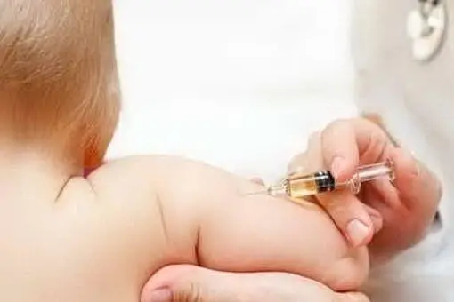 Vaccino ad un bimbo