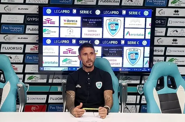 L'allenatore dell'Olbia Leandro Greco nella sala stampa del &quot;Nespoli&quot; (foto Ilenia Giagnoni)