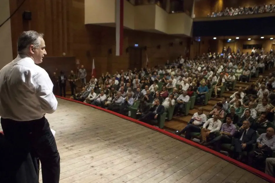 Mauro Pili durante la presentazione della sua candidatura al Teatro Massimo