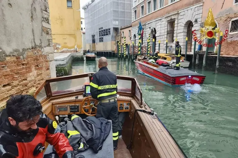 Venezia, ventenne muore annegato (foto vigili del fuoco)