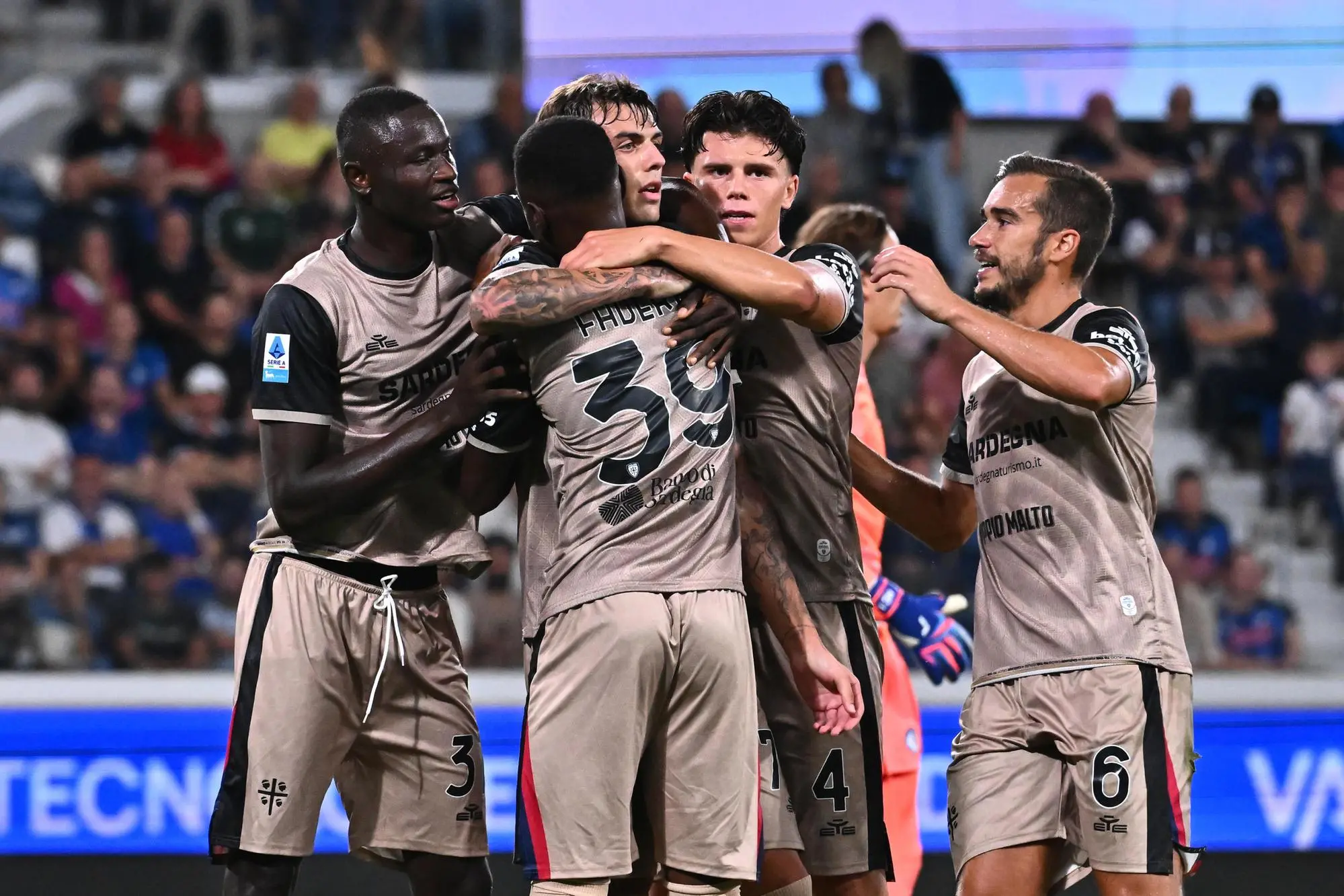 Il Cagliari esulta con Daniel Maldini per il gol dell'1-2 di Atalanta-Cagliari (foto Ansa)