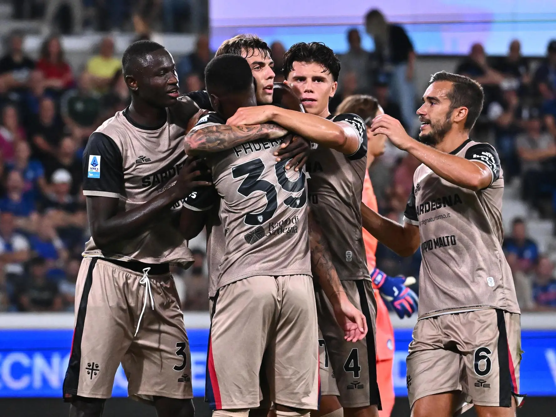 Uno splendido Cagliari espugna Bergamo: Maldini gol dell’ex per battere l’Atalanta 1-2 - <a href="https://www.unionesarda.it/sport/calcio/atal Il Cagliari esulta con Daniel Maldini per il gol dell'1-2 di Atalanta-Cagliari (foto Ansa)