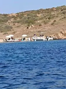 Gommoni in spiaggia sull'isola di Caprera