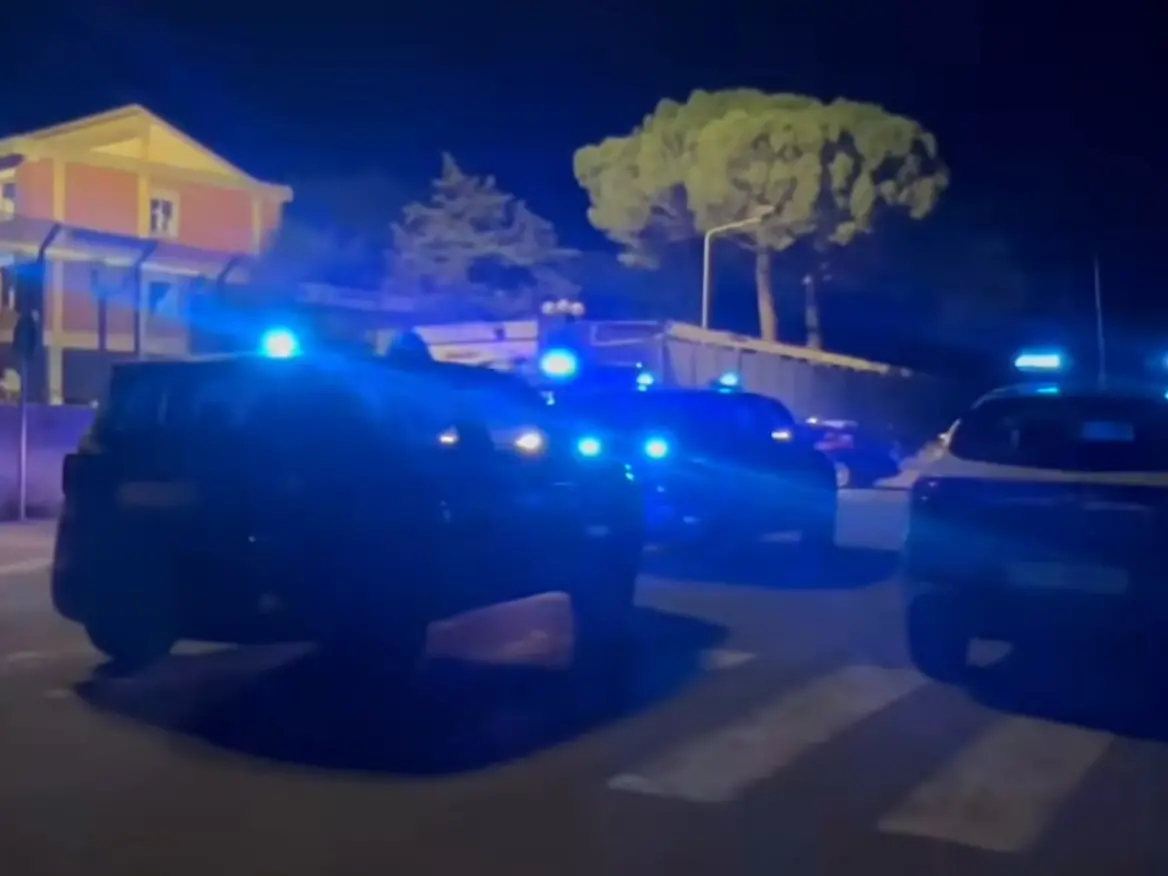 Polizia e carabinieri fuori dal centro di accoglienza di Monastir
