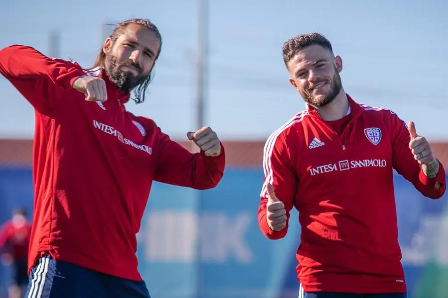 Pavoletti e Nandez (foto Twitter-Cagliari Calcio)