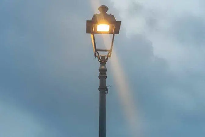 Uno dei nuovi punti luce nel piazzale della Chiesa di Santa Margherita (foto Pala)