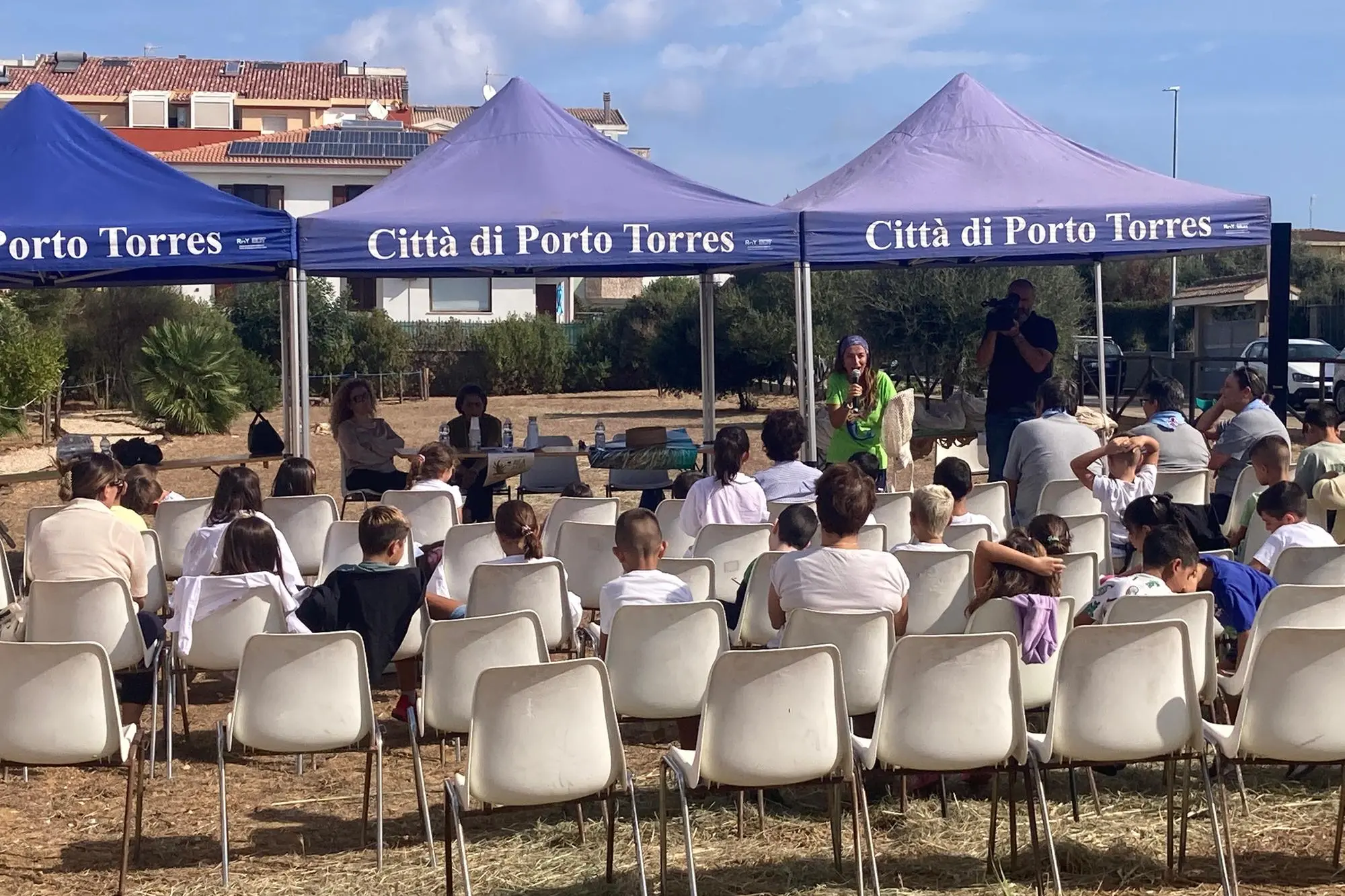 La lezione a bambine e bambine al parco a Porto Torres (foto Pala)
