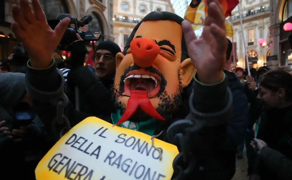 I cortei contro il governo giallo verde in centro a Milano