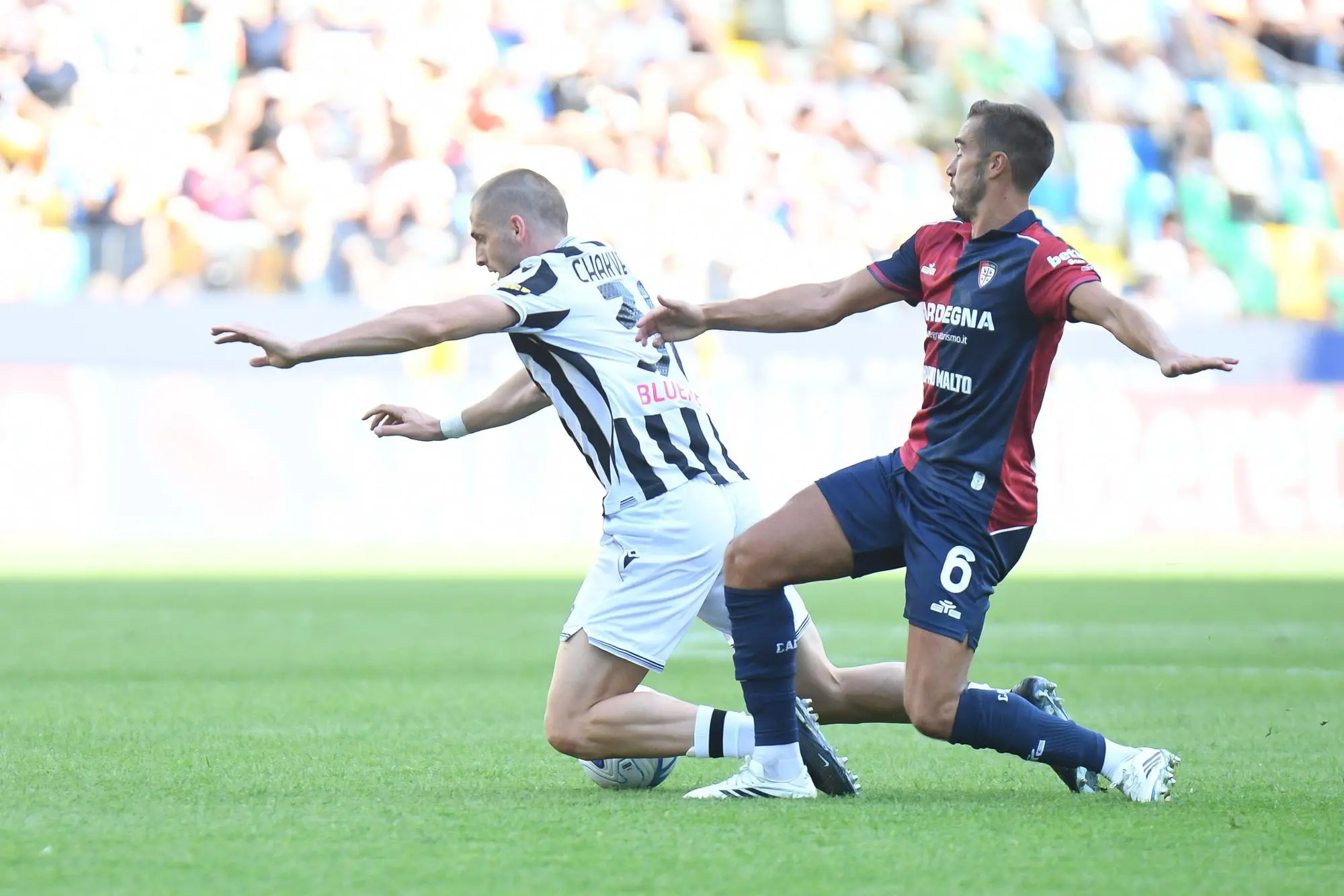 A destra Harry Winks, centrocampista del Cagliari (foto Ansa)
