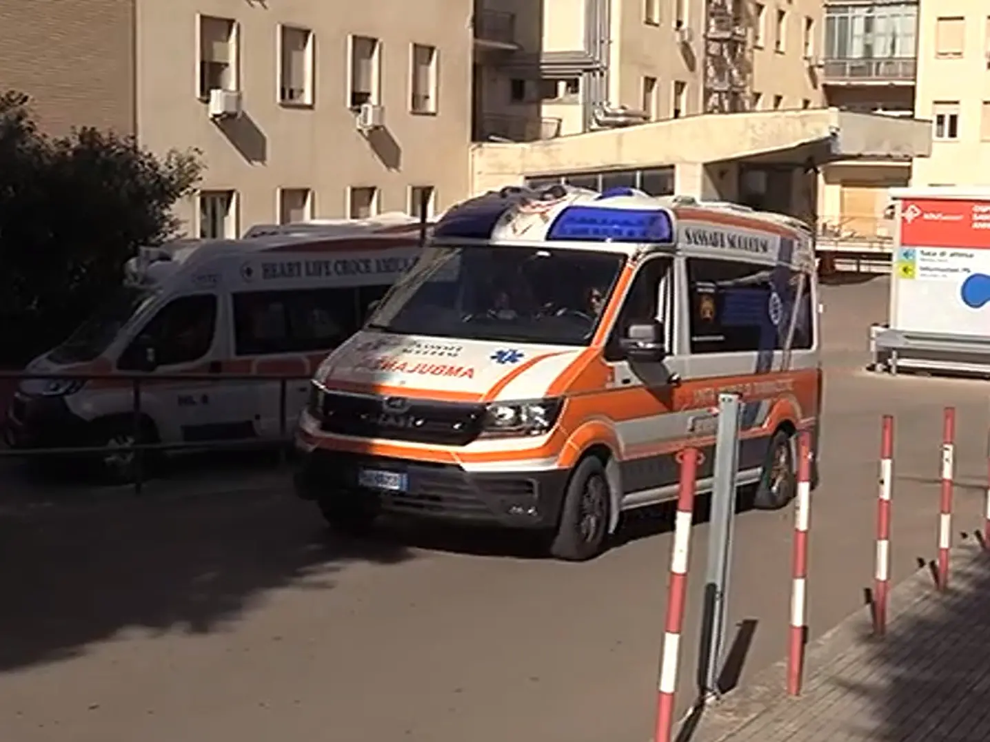 Ambulanza all'ospedale Santissima Annunziata di Sassari