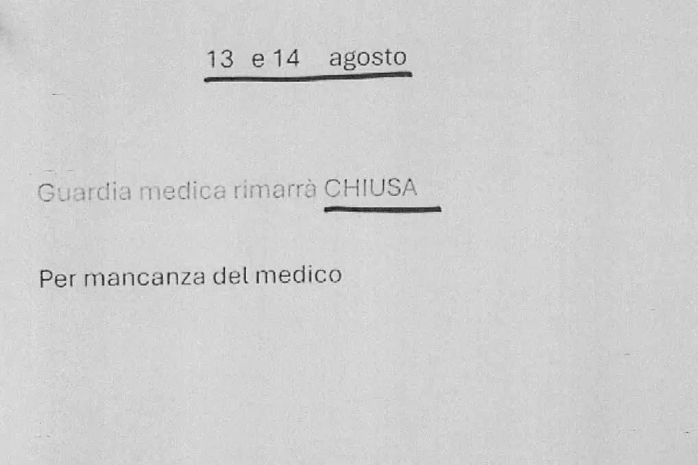 Il cartello affisso alla porta della Guardia Medica