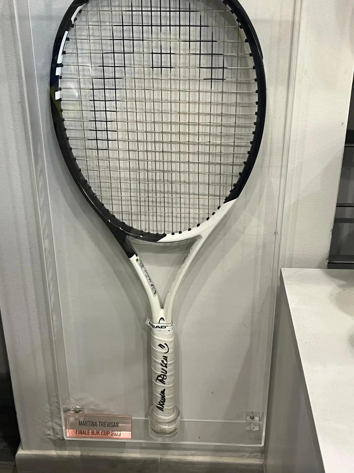 La racchetta dell'azzurra Martina Trevisan con la quale è scesa in campo nelle finali di Billie Jean King Cup del 2023 vinte dall'Italia a Siviglia (foto p. c.)