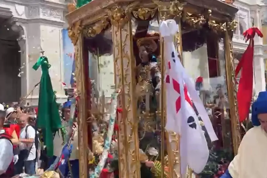 L'arrivo di Sant'Efisio davanti al Municipio (Frame da video)