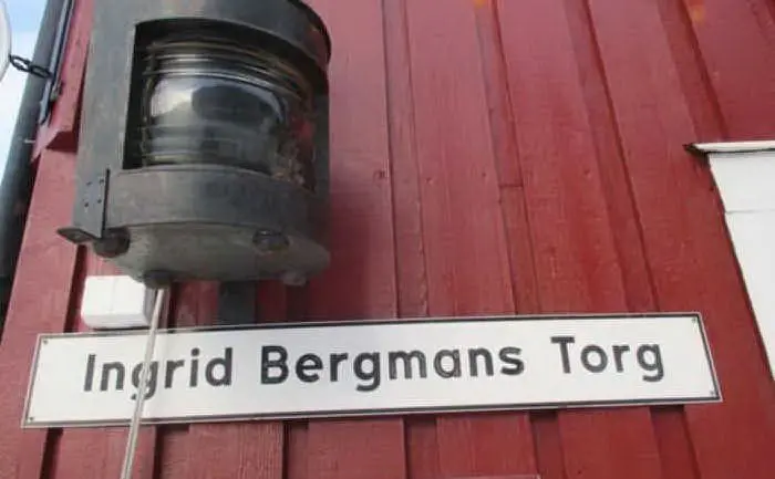 La piazza dedicata all'artista nel villaggio di Fjällbacka