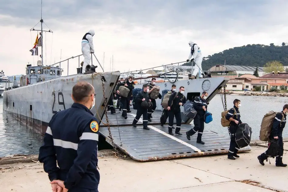 Lo sbarco dei militari prima dell'isolamento (foto Ansa/Epa)