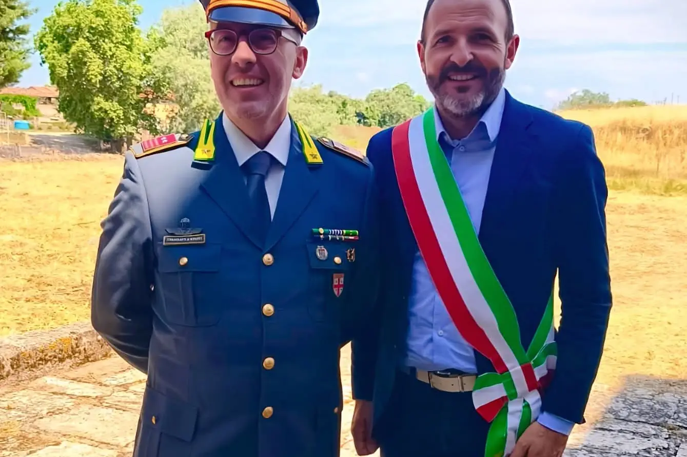 Il primo cittadino di Isili e il comandante Francesco Deriu (foto Sonia Gioia)