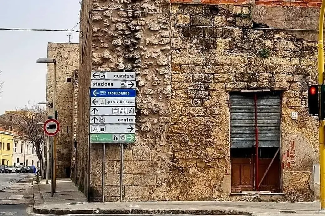 La situazione accanto alle mura tra Corso Vico e Corso Trinità (foto Tellini)