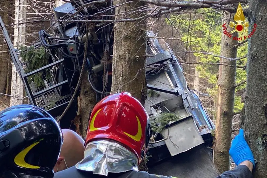 In rosso, tra il tronco dell'albero e i cavi, il &quot;forchettone&quot; (foto Vvff)