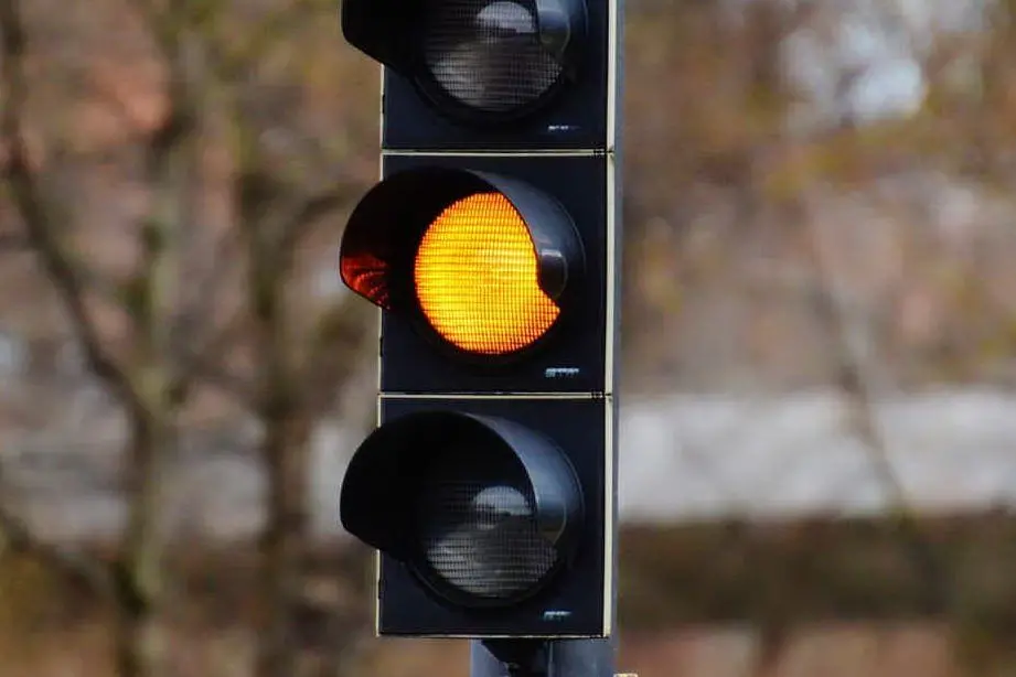 Un semaforo che lampeggia sul giallo
