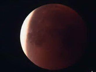 Luna rossa: stanotte appuntamento con l'eclissi più lunga del secolo