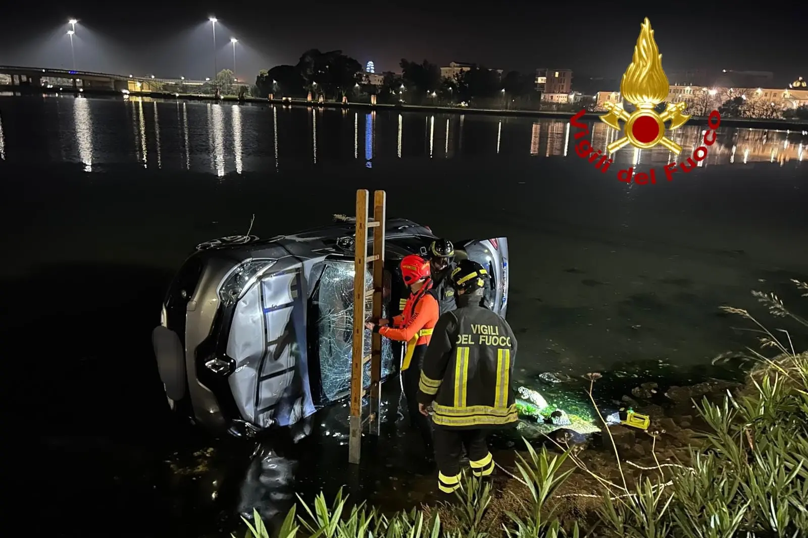 L'auto in mare (foto vigili del fuoco)