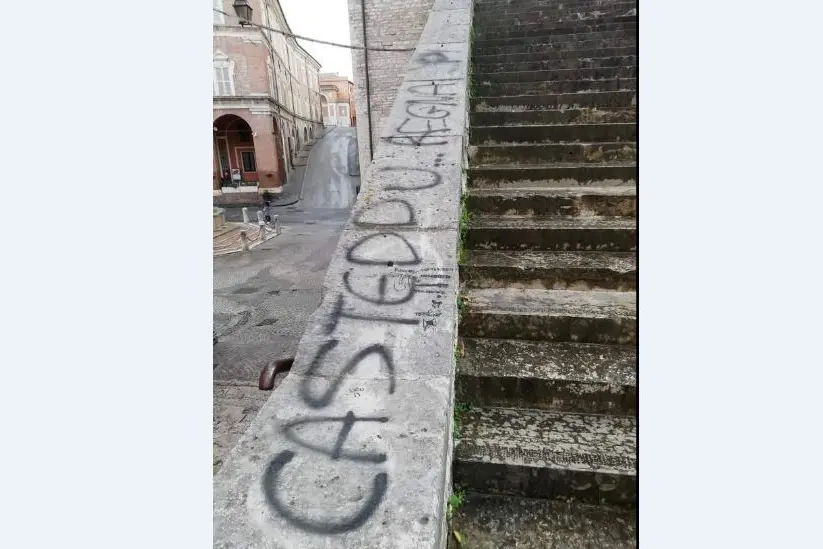 La scritta spray sul Palazzo del Podestà (Foto G. Tobaldi Facebook)